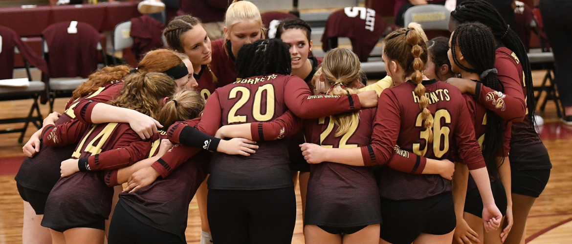 Women&#39;s volleyball huddle