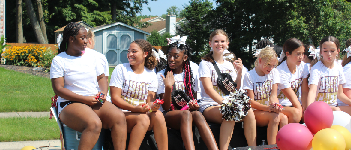 MS cheerleaders at parade